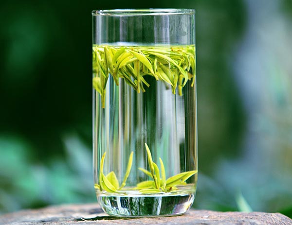 Un Ji Bai Cha dans une tasse en verre Un Ji Bai Cha dans une tasse en verre